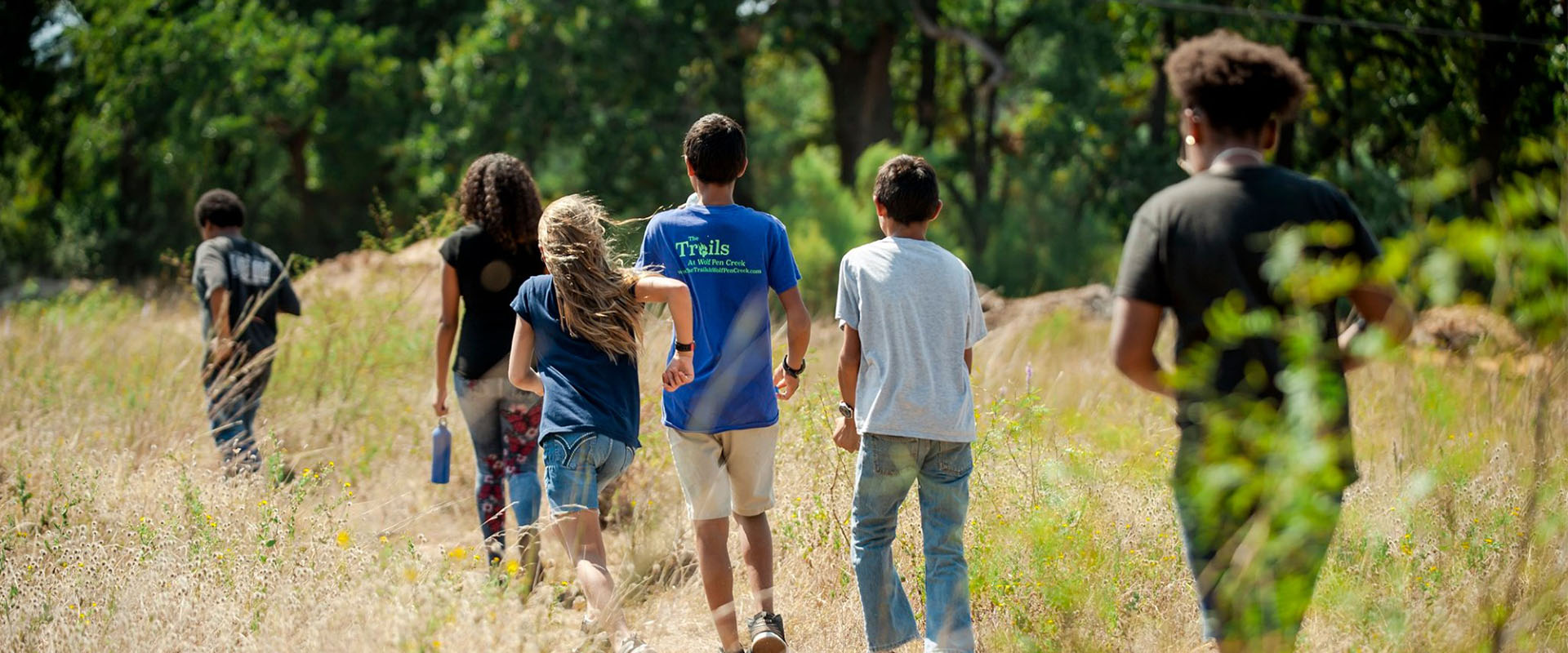 niños afuera en un sendero para caminar